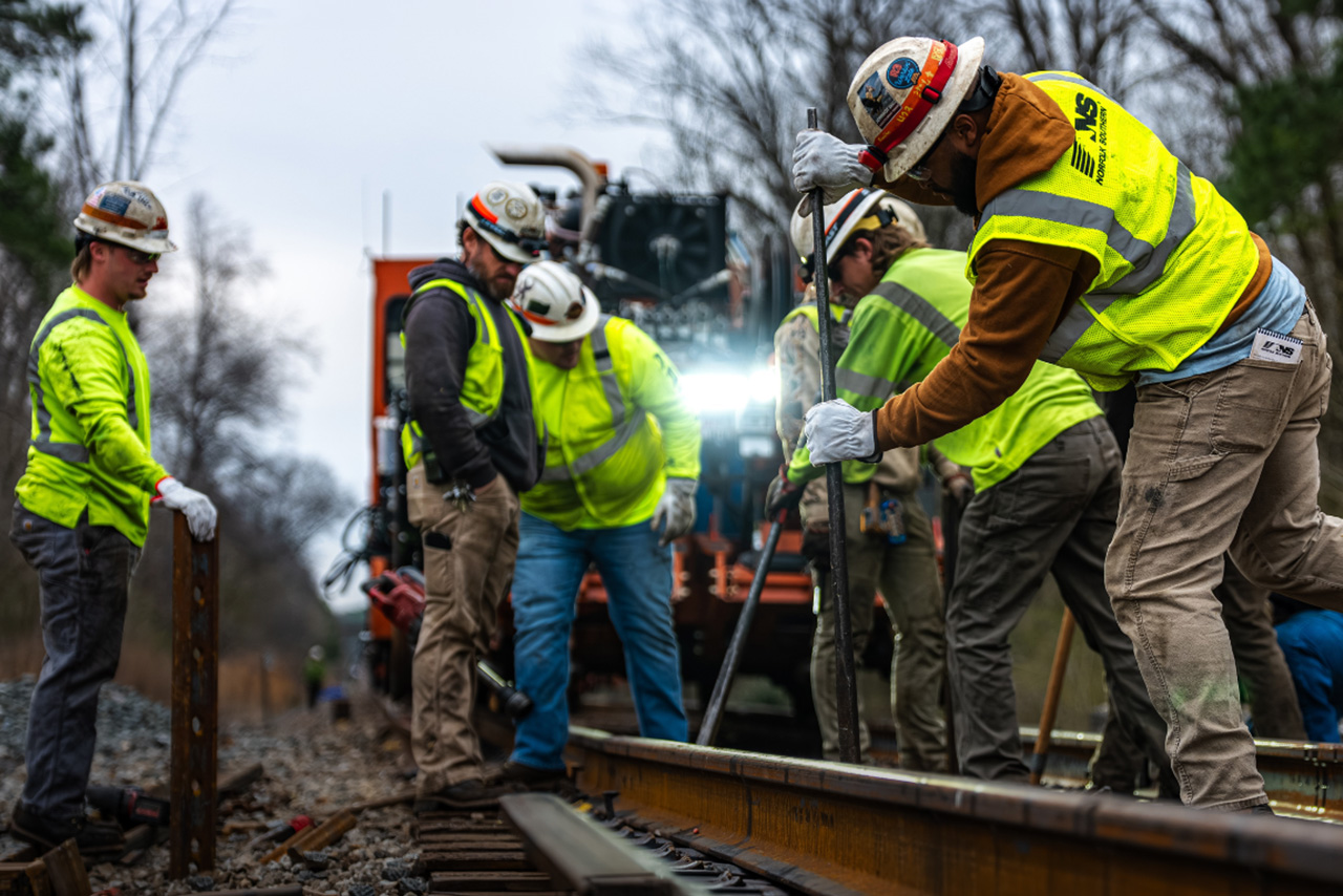 One pass, both rails: Inside NS’ R3 dual rail gang